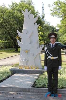 lugansk unveiled donbass perished monument children