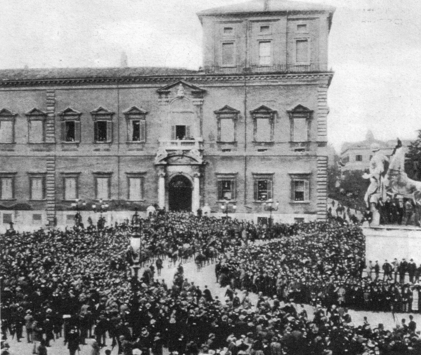Fascists parading near the residence of the king of Italy