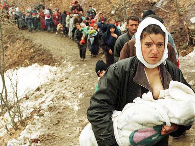 Albanian woman with her child. Refugees. 1999.