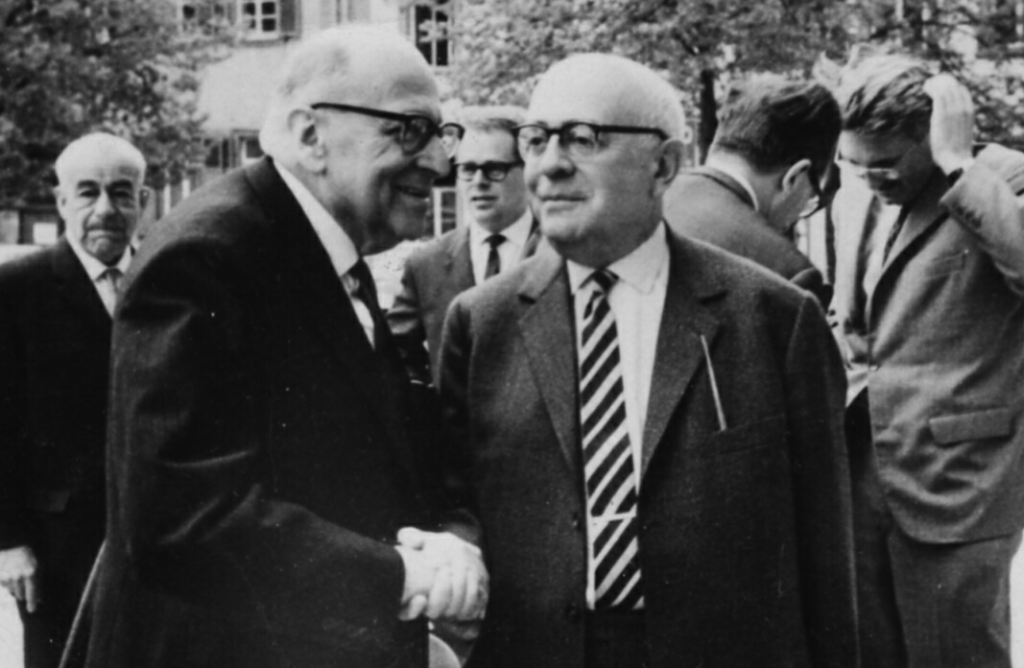 Max Horkheimer (vorne links), Theodor Adorno (vorne rechts) und Jürgen Habermas (im Hintergrund rechts) im Jahr 1964 in Heidelberg