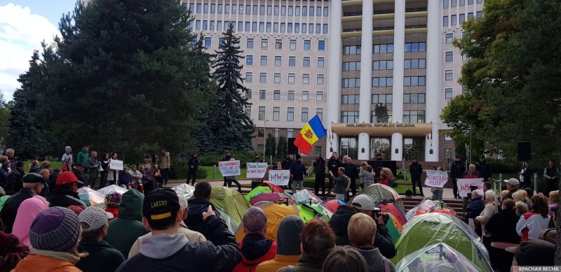 Protest in front of the Moldovan parliament. Kishinyov