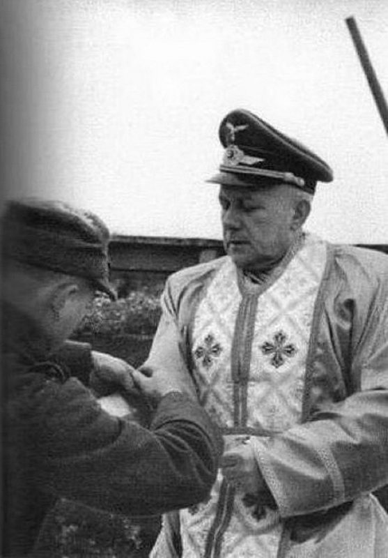 Griechisch-katolischer Kaplan des nationalistischen Bataillons Nachtigall Iwan Grinjoch in einer Schirmmütze für Offiziere des Dritten Reiches.