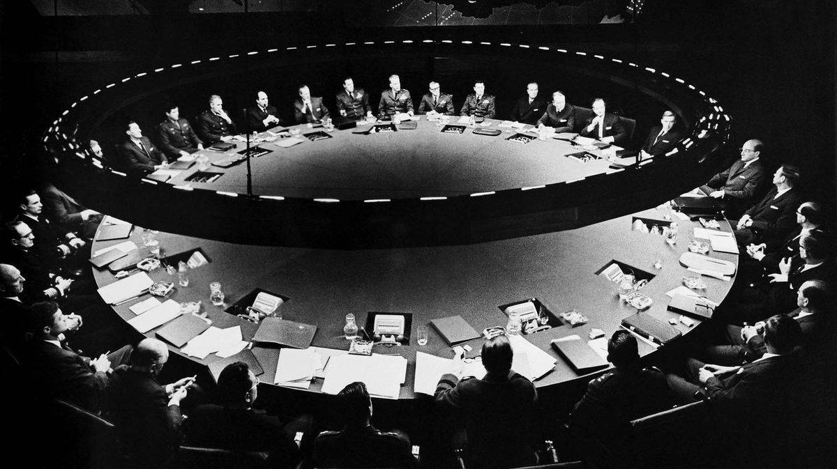«Dr. Strangelove or: How I Learned to Stop Worrying and Love the Bomb» directed by. Stanley Kubrick. 1964. USA Meeting at the Pentagon.