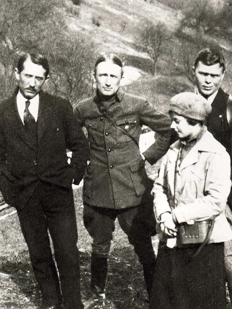 Andrey Melnik (center)
