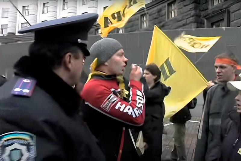 "Pora!" members on Maidan, 2004