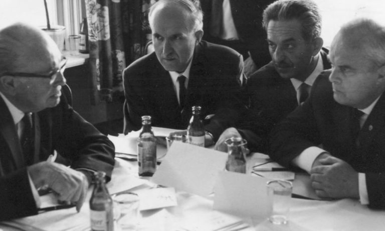 Teilnehmer der ersten Konferenz des Europäischen Freiheitsrates. Jaroslaw Stezko (zweiter von links) und Theodor Oberländer (ganz rechts). München, 1967