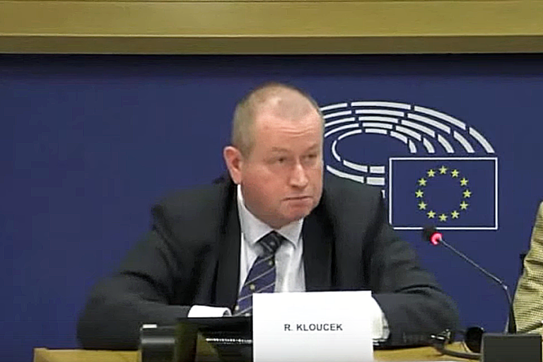 Rainhard Kloucek auf dem 5. Forum der „freien Völker“ im Europäischen Parlament. Januar 2023