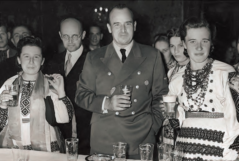 Generalgouverneur Polens und Reichsleiter Hans Frank und Kubijowitsch mit der ukrainischen Delegation beim Erntefest. Krakau, 1943