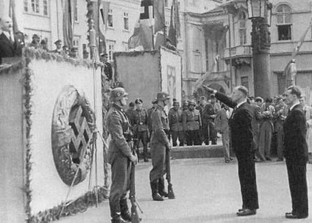 Major der SS-Division „Galizien“* Jewgen Pobeguschtschij salutiert bei der Verabschiedung von Freiwilligen. Lwow, 1943