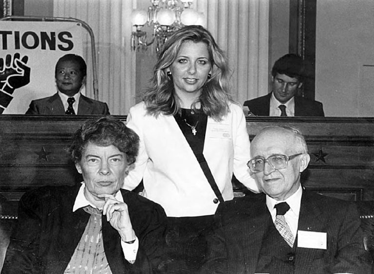 Catherine Chumachenko (Mitte), Leiterin des UCCA-Büros des Nationalen Ukrainischen Informationsdienstes in Washington, und Jaroslaw Stezko. Juli, 1983