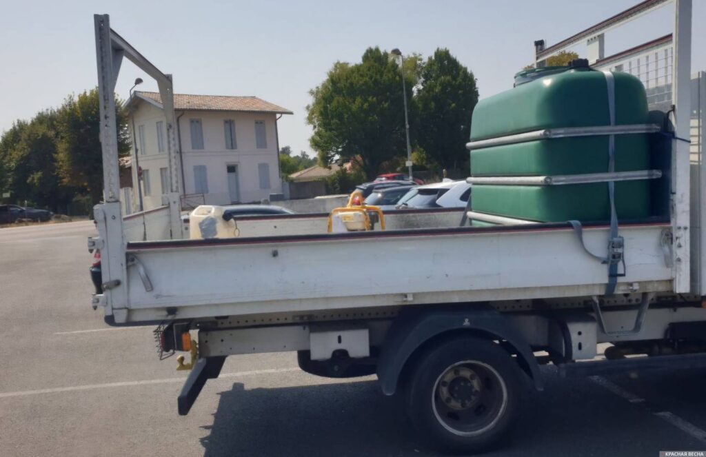 Image by Rossa Primavera News Agency Builders and road repair specialists delivered water in containers. France